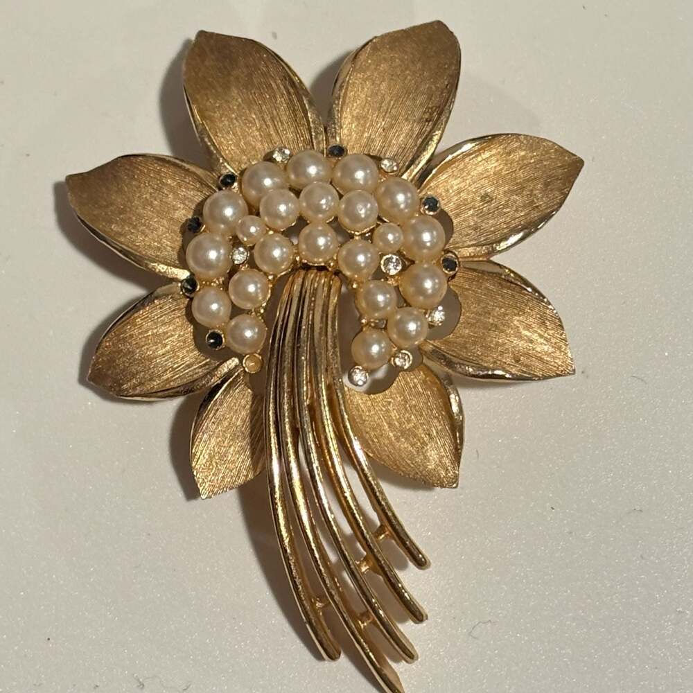 Vintage Crown Trifari Signed Star Flower Gold Tone Topaz Rhinestone Brooch Pin